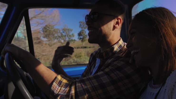 Giovane coppia in viaggio on the road sul loro pick-up