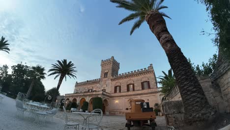 Frühmorgendlicher-Zeitraffer-Des-Hauptgebäudes-Einer-Masseria-In-Süditalien,-Der-Licht,-Schatten-Und-Sich-Bewegende-Wolken-Zeigt