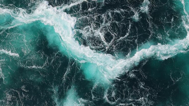 Blaue Wasserwellen von Fluss und Meer treffen bei Ebbe und Flut aufeinander