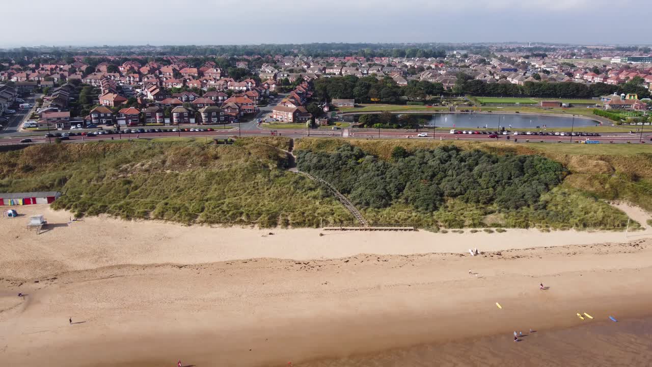 따뜻한 여름날 tynemouth 긴 모래 해변에서 해안 도로의 공중 샷