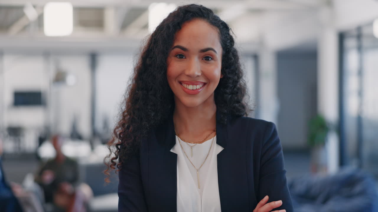 negocios, liderazgo y rostro de la mujer en el cargo