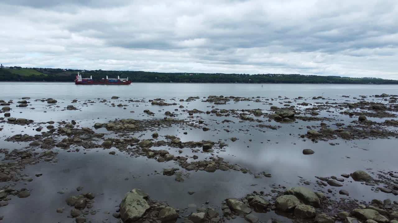 상품을 운송하는 상업용 화물선