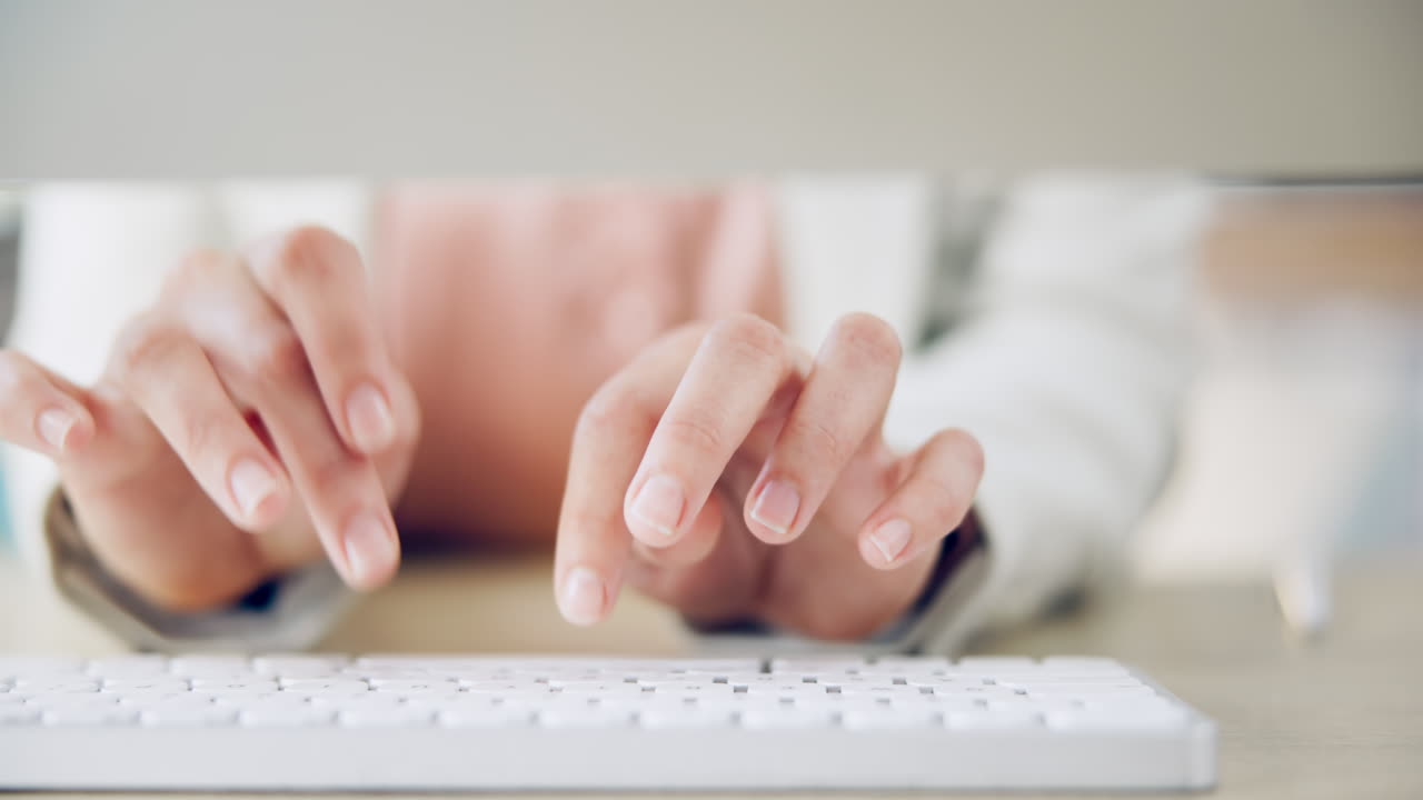 teclado, escritura a mano y profesional en el escritorio