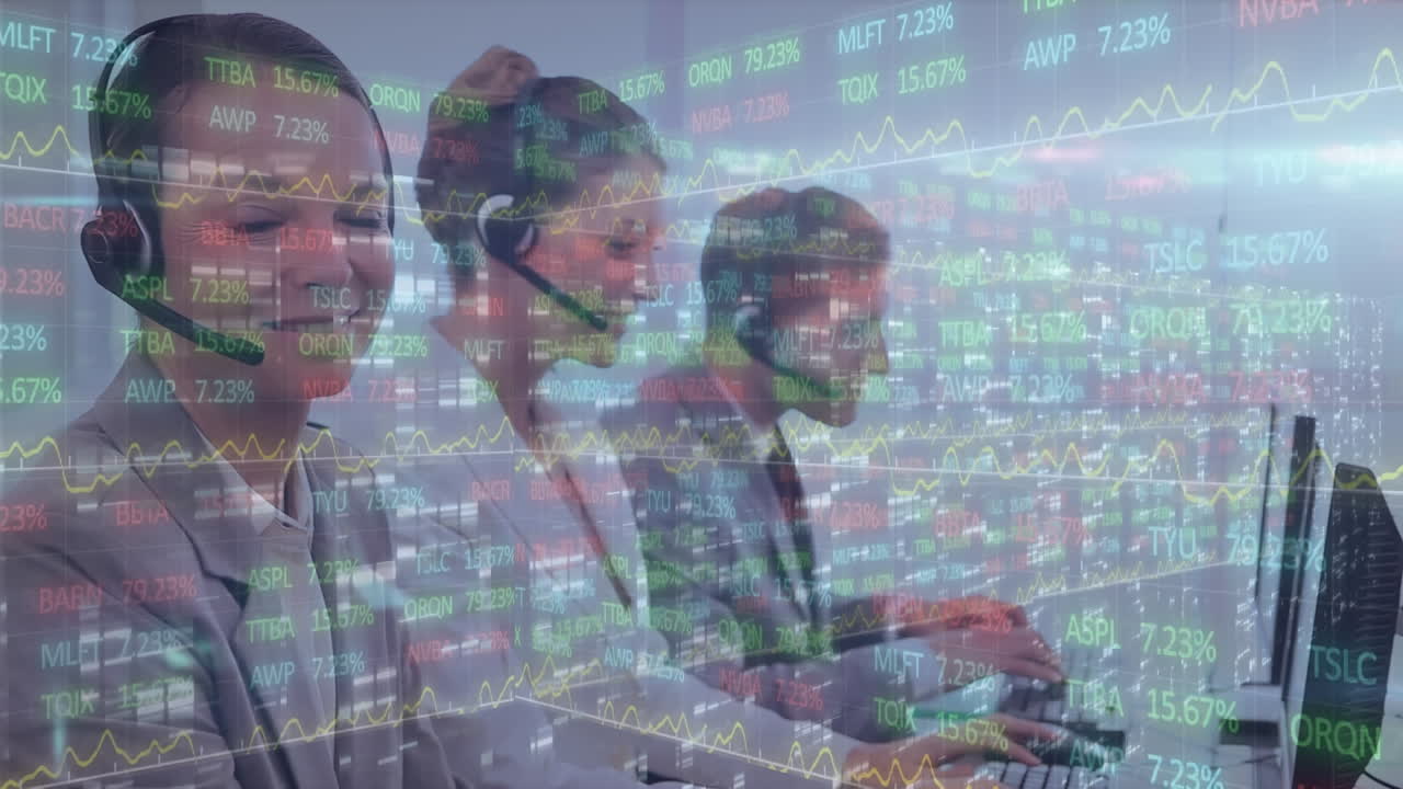 거래 게시판의 애니메이션, 카우카스 고객 대표가 헤드폰으로 컴퓨터에서 일하고 있습니다.