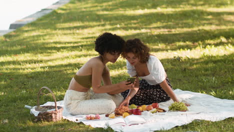 Couple-taking-pictures-of-picnic