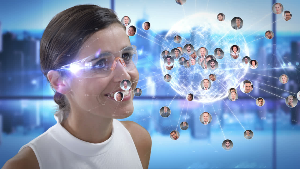 una mujer sonriente está usando gafas futuristas.