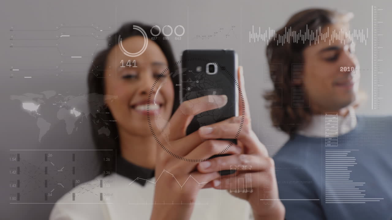 animación del globo, gráficos, círculos de carga, cambios de números en diversos compañeros de trabajo usando el teléfono celular.
