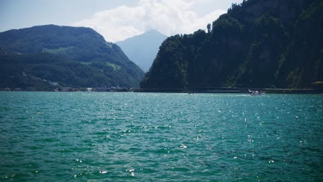 vista tranquila de los barcos en el lago de la montaña - montañas suizas hergiswil en 4k