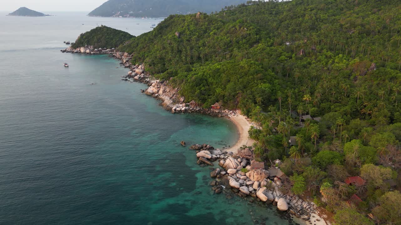 Tipici bungalow sulla spiaggia thailandesi in una splendida cornice naturale - vista aerea con drone