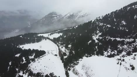 Wunderschöne-Luftlandschaft-Mit-Schneebedeckten-Bergen-In-Den-Pyrenäen