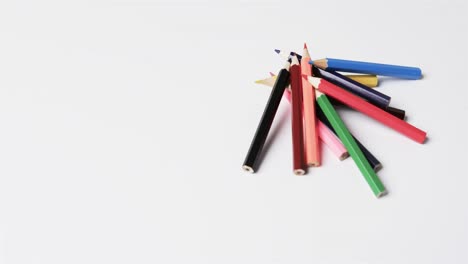 Primer-Plano-De-Crayones-Con-Espacio-Para-Copiar-Sobre-Fondo-Blanco,-En-Cámara-Lenta