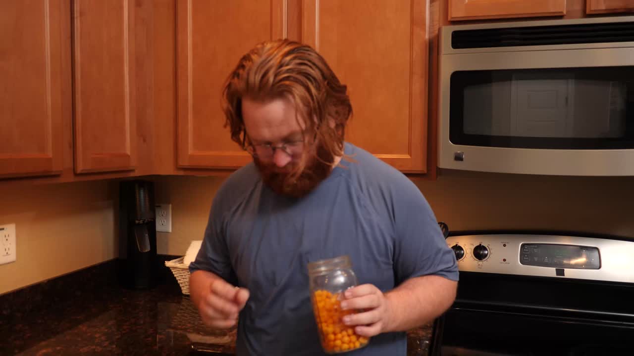 hombre de pelo rojo comiendo manzanas con bocadillos de suero de proteína.
