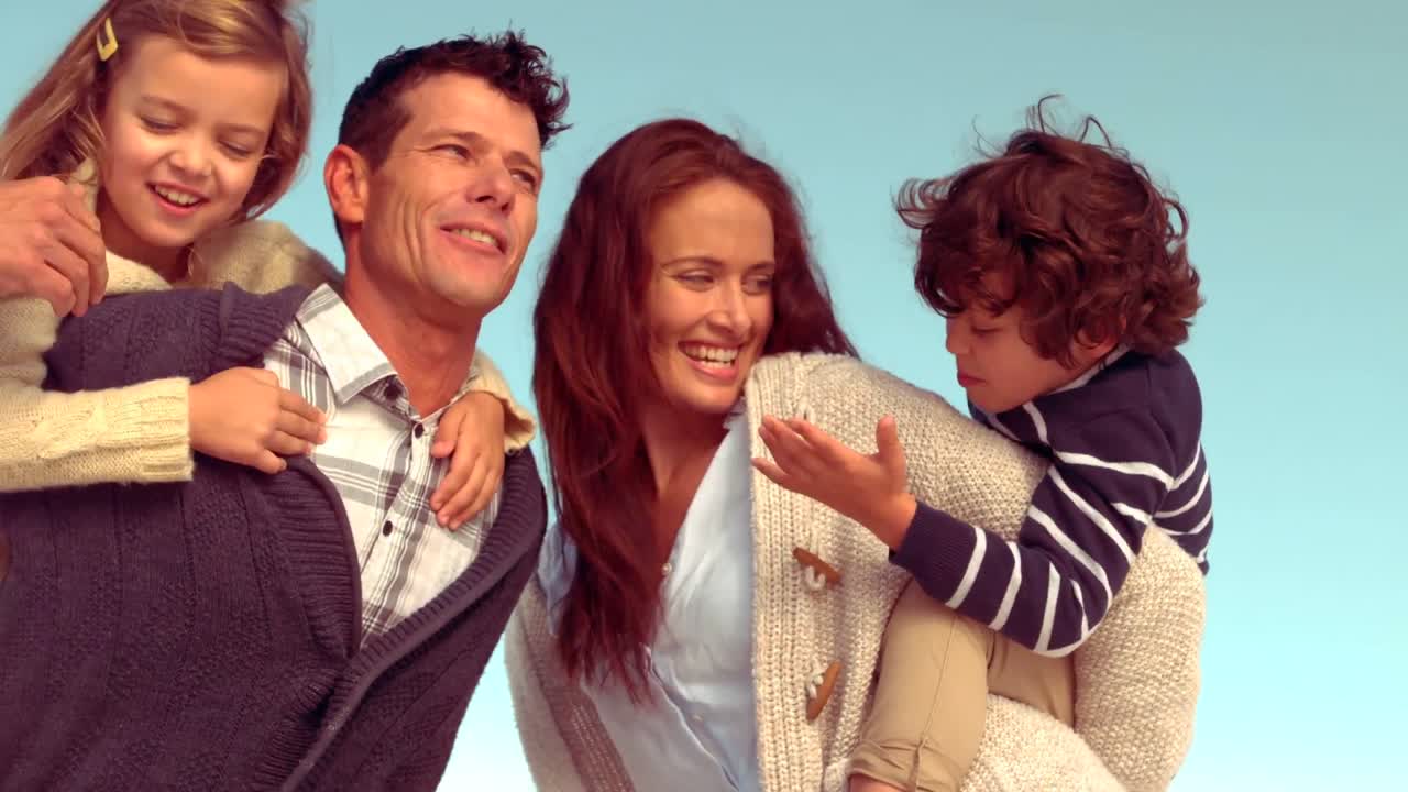 행복 한 가족 이 즐겁게 지내는 것