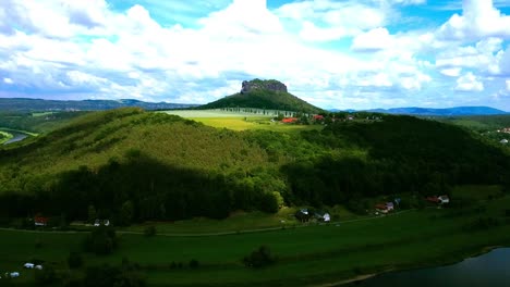 imágenes de drones con cielos azules y nubes muy graduadas con un paisaje impresionante a medida que los drones se acercan a una montaña de aspecto icónico en el centro de europa