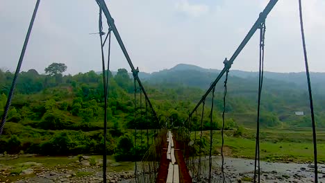 puente colgante de hierro aislado viejo con fondo de cielo nublado en el video de la mañana tomado en nongjrong meghalaya india