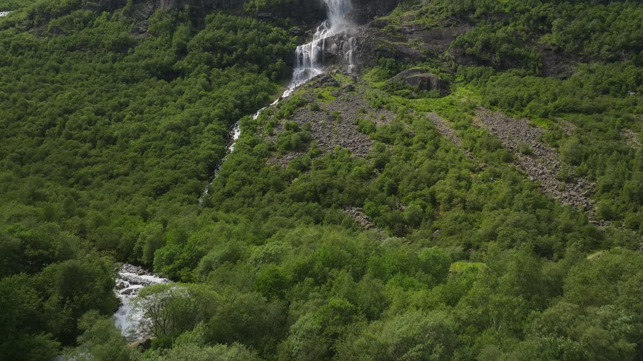 majestuosas cascadas por las exuberantes laderas verdes de las montañas en el pintoresco paisaje de noruega