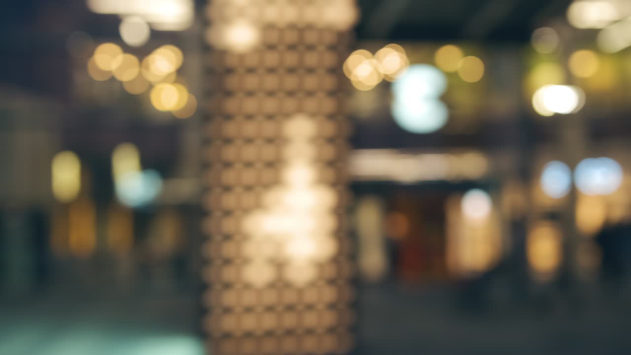 시내 불빛의 흐릿함. 자동차에서 촬영된 모션