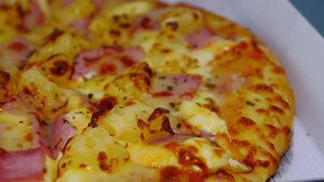 pizza de salchichas y queso con jamón
