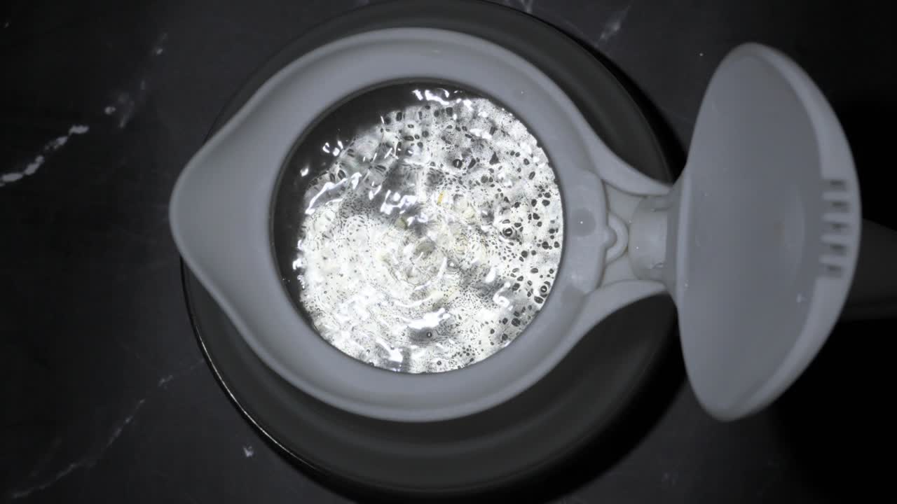 las burbujas de agua hirviendo aparecen en la tetera de silicona de primer plano vista superior