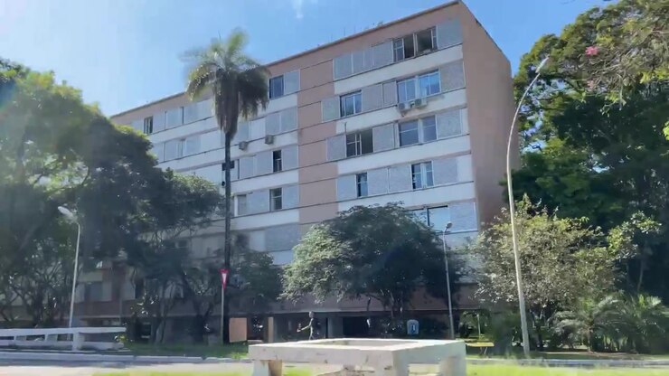 Passando in auto davanti ai moderni edifici per uffici e appartamenti della città di Brasilia