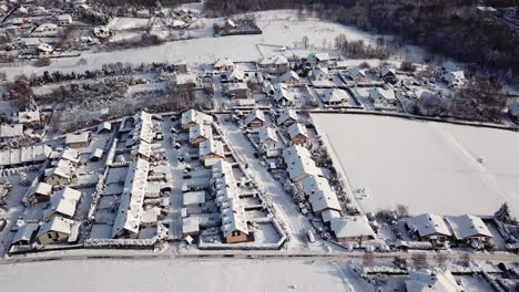 Vuelo-De-Drones-Sobre-La-Ciudad-En-Polonia-Durante-El-Día-Soleado-De-Invierno