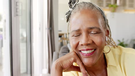 Mujer-Mayor-Afroamericana-Con-Camisa-Amarilla,-Sonriendo