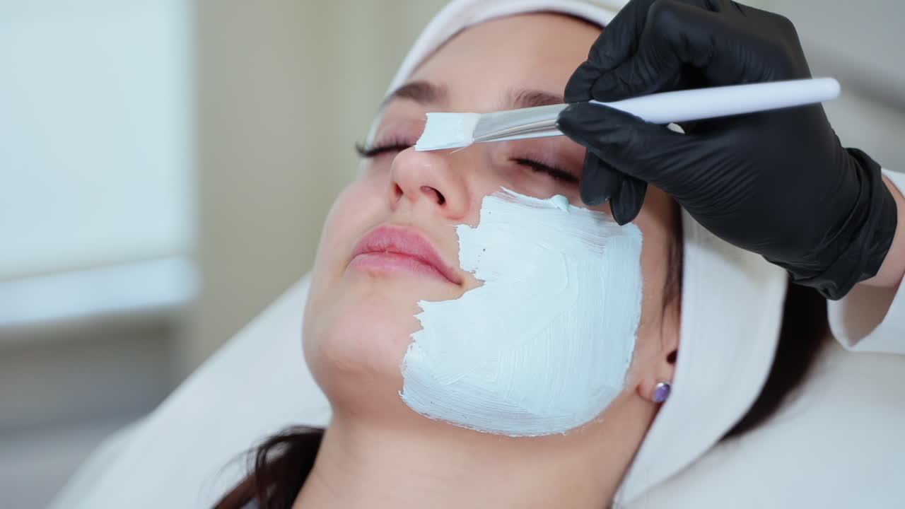 mujer recibiendo un tratamiento de máscara facial