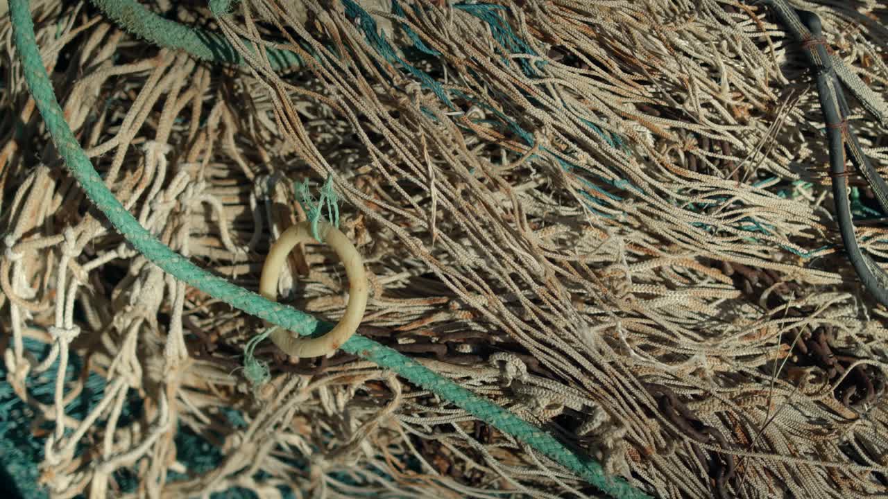 крупный план сваленных и запутанных рыболовных сетей в лодке