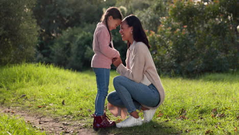 feliz, cuidadosa y madre con su hija en el parque