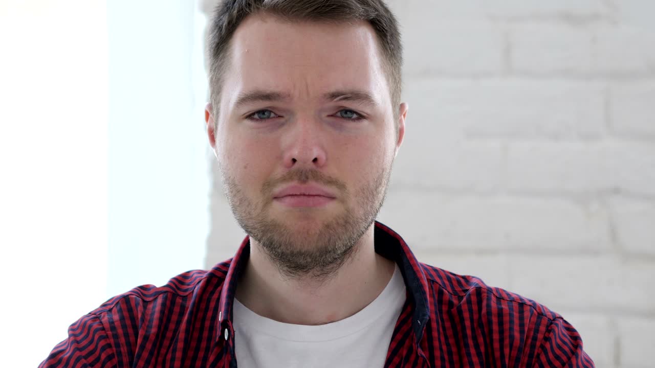 retrato de un joven triste llorando