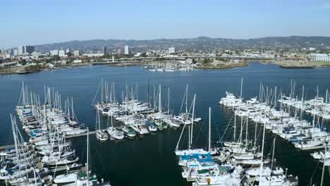 un rápido empujón hacia adelante y hacia el cielo sobre los barcos en la bahía