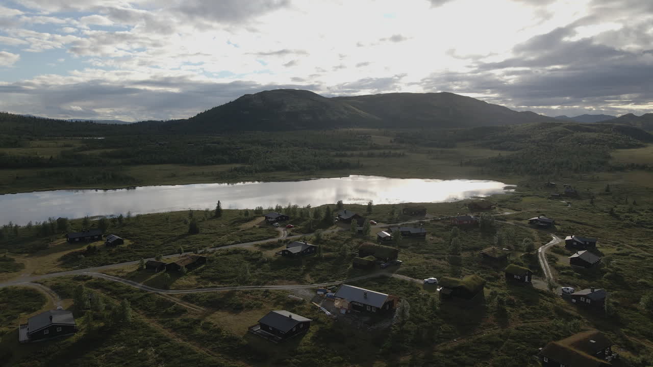 dron tomado en sentido contrario a las agujas del reloj del lago en el venabygdsfjellet, cerca del parque nacional de rondane, noruega