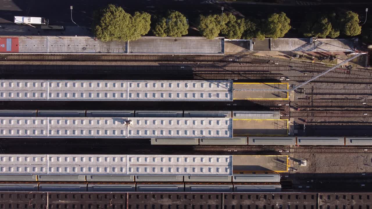 아르헨티나 부에노스아이레스의 페데리코 라크로즈 역 플랫폼에 도착하는 열차의 공중 상단 아래로