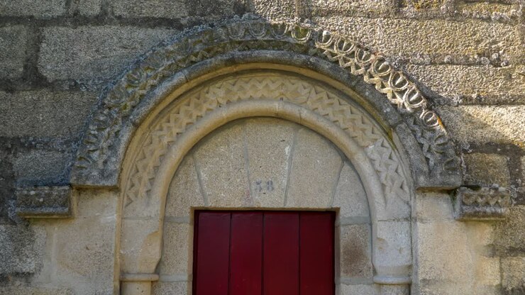 Portale ornato della chiesa di Santa María de Parada de Outeiro a Vilar de Santos, Ourense, Galizia.