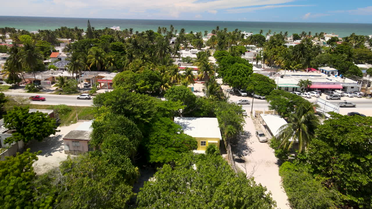 vista de la ciudad tropical de chelem en yucatán