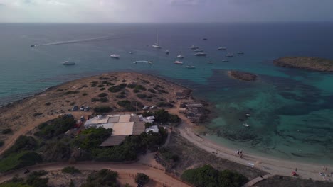 Millionaires,-park-with-yachts-in-front-of-restaurant