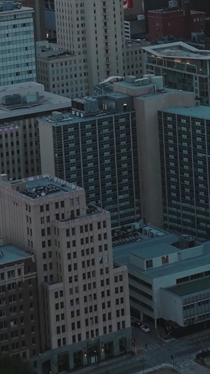 Vista do centro de Dallas de cima, mostrando edifícios e estacionamentos