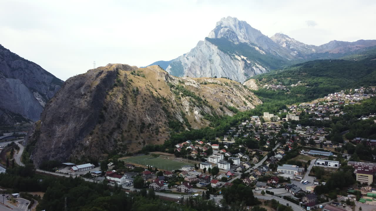 알프스 산맥 에 있는 산 도시 의 공중 사진