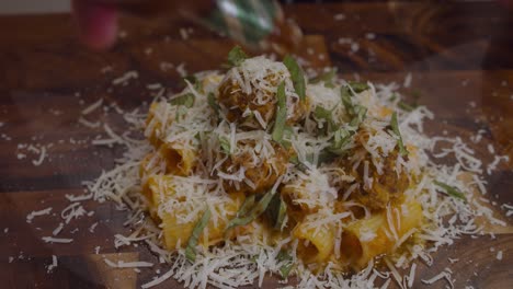 Chef-Agregando-Toques-Elegantes-A-La-Pasta-Con-Albóndigas-Y-Salsa-De-Verduras