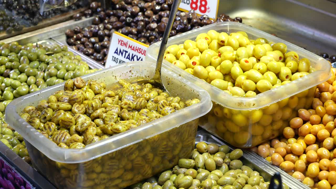 selección de aceitunas en un mercado turco