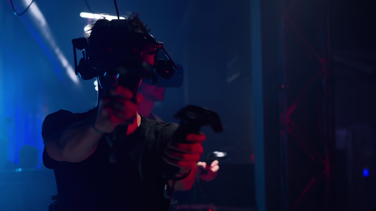 Ragazzi che giocano con un visore per realtà virtuale in uno studio