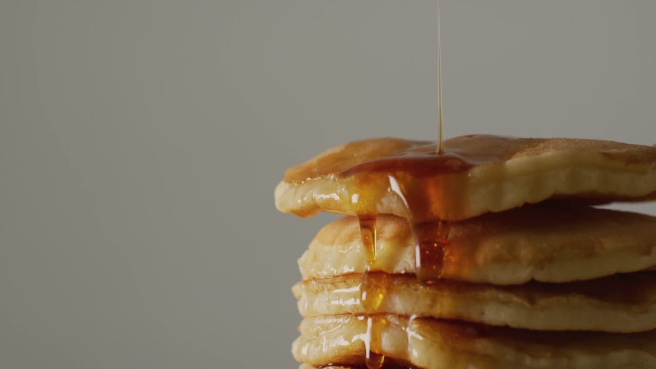 회색 배경 에 팬케이크 를  ⁇ 는 메이플 시럽 의 동영상