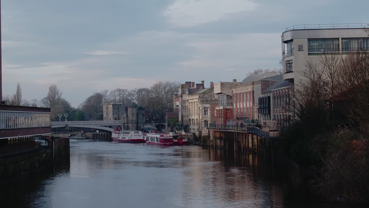 Vista del fiume Ouse ed edifici storici a York