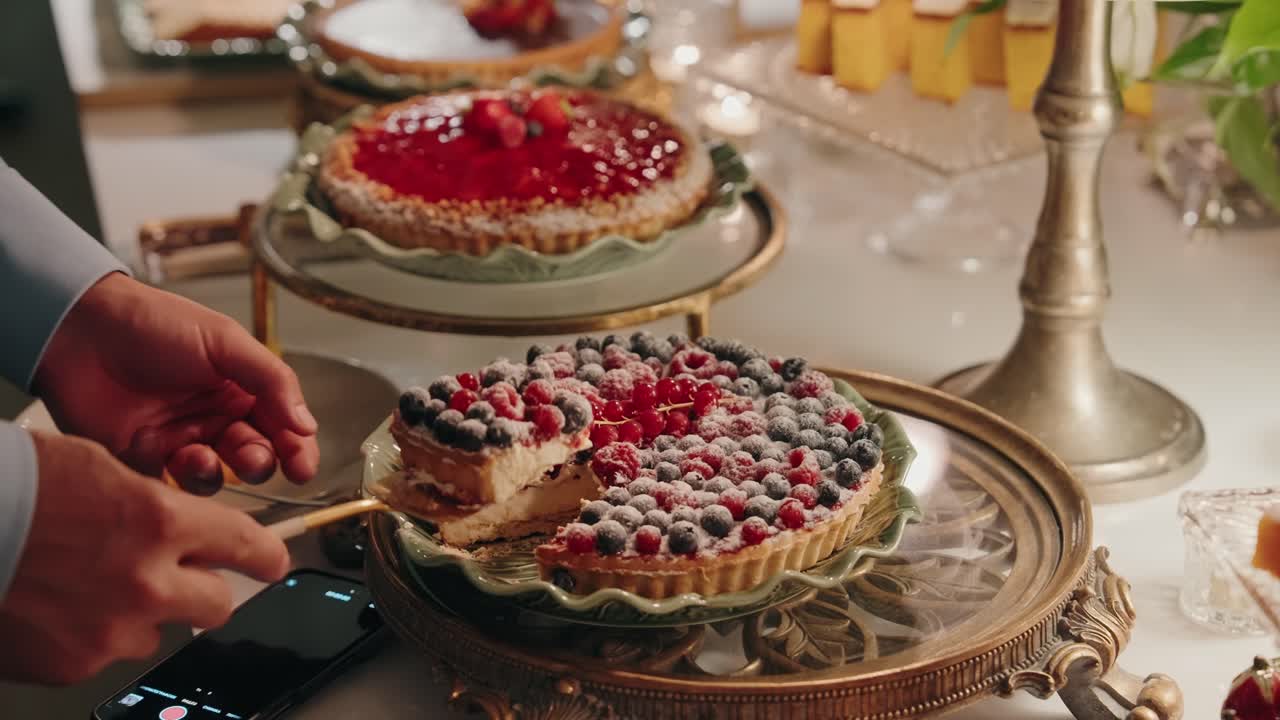 베리류와 슈가 파우더가 뿌려진 과일 타르트 클로즈업