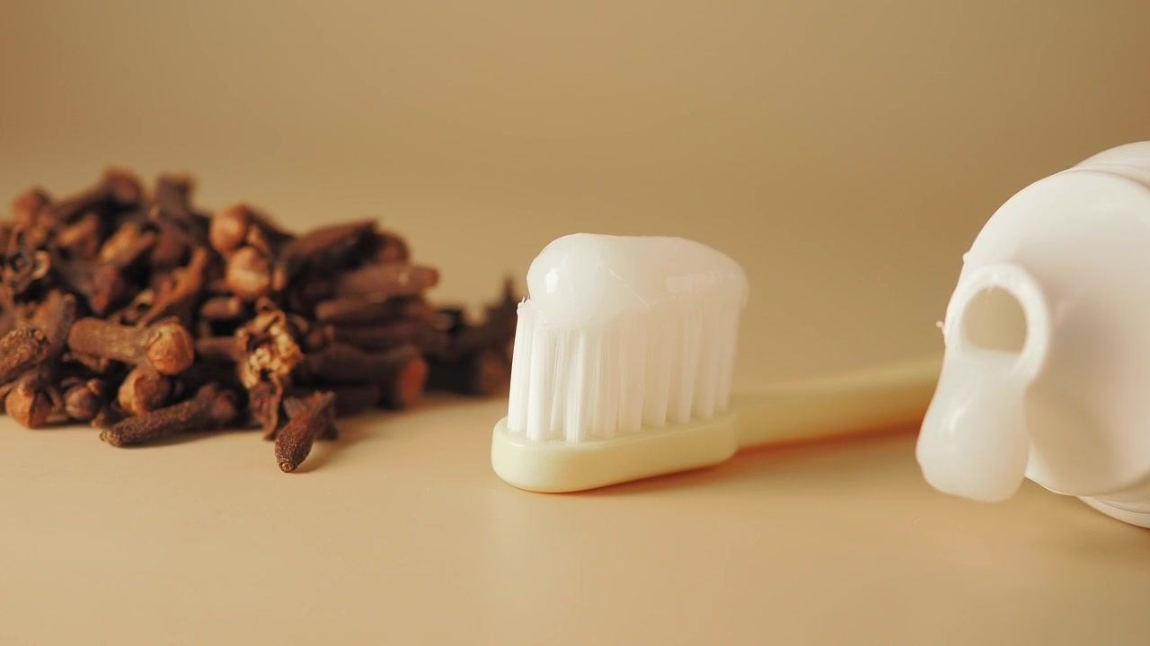 Toothbrush with natural clove toothpaste and dried cloves