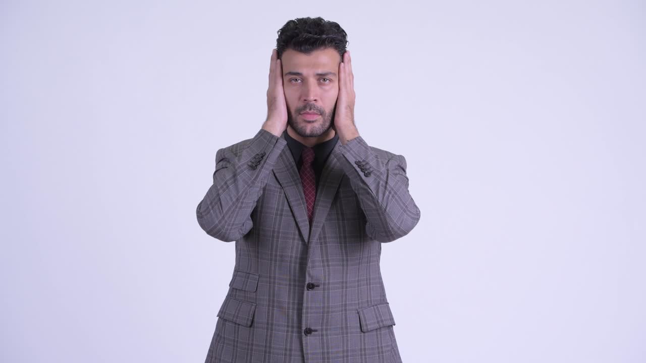 hombre de negocios persa guapo y barbudo en traje.