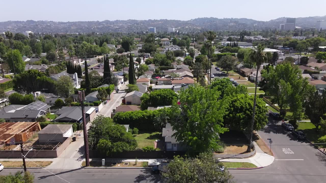 toma aérea sobre el suburbio de la ciudad de los angeles, sherman oaks en california