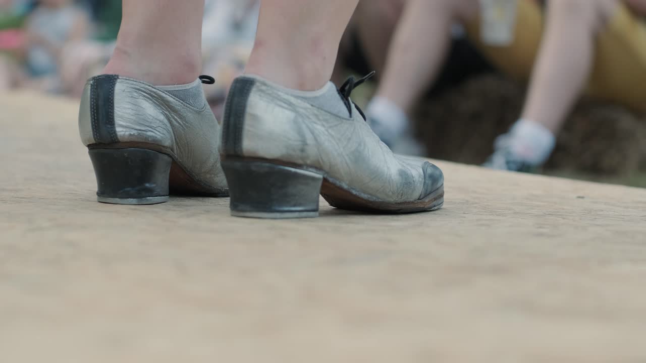 bailarines de tap pies de cerca. los bailarines realizan un paso de baile y baile. zapatos especiales de baile con grifos de metal.