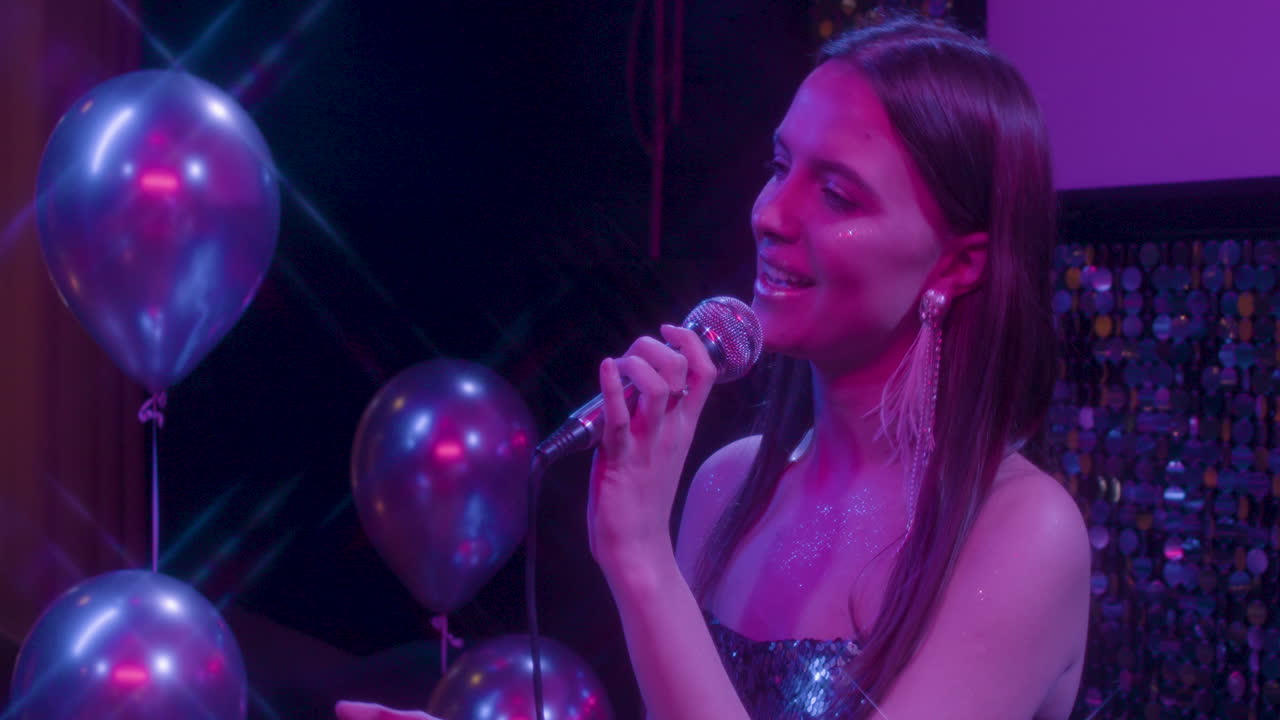 파티 에 있는 백인 여자