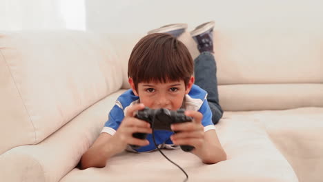 un niño jugando a videojuegos.
